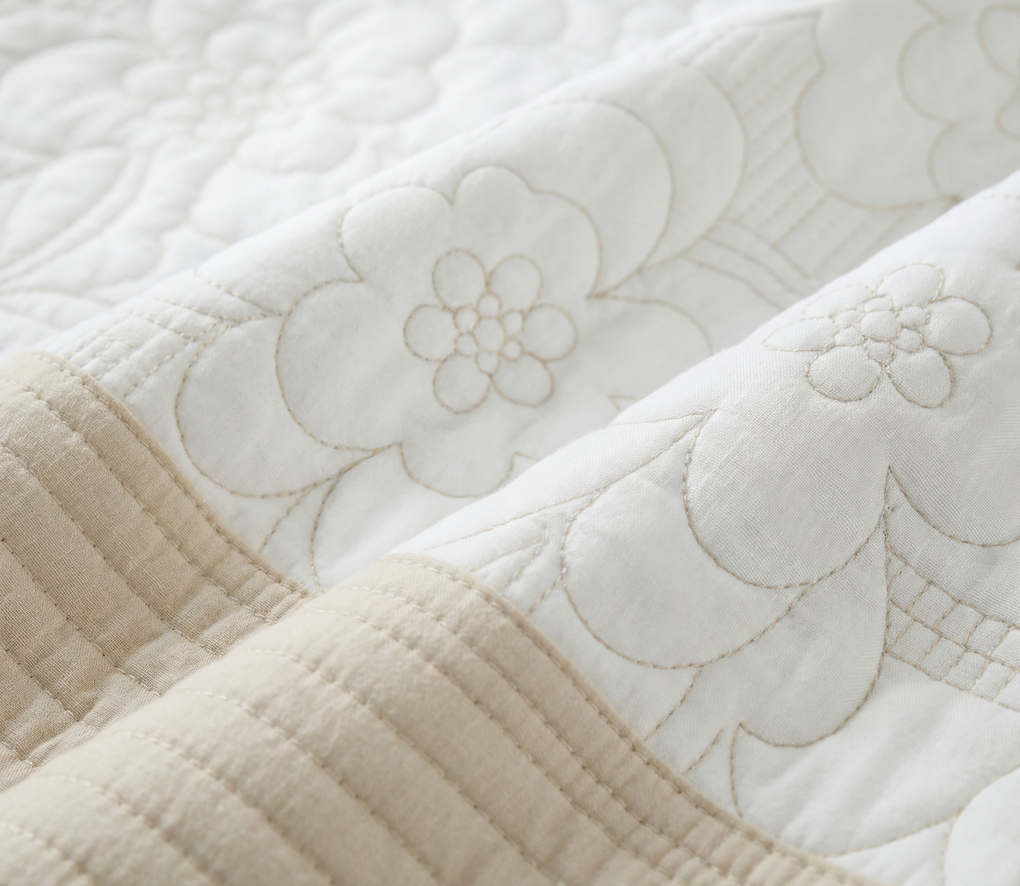 Colcha Bordada Sali Bege